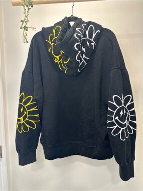 Free Size NEOITY Black Oversized Smiley Flower Graphic Sleeve Hooded Sweatshirt